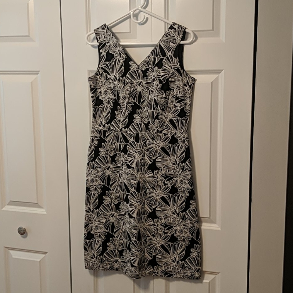 Black and White high v-neck Relativity dress
